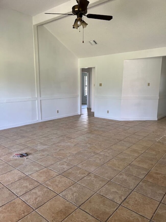 Building Photo - 3 bed 2 bath, established neighborhood