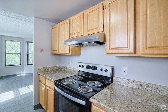 2BR, 1BA - 848SF - Kitchen - Parmelee Court