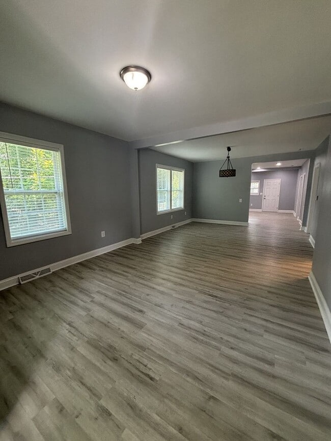 Photo - 131 Dixon Cir