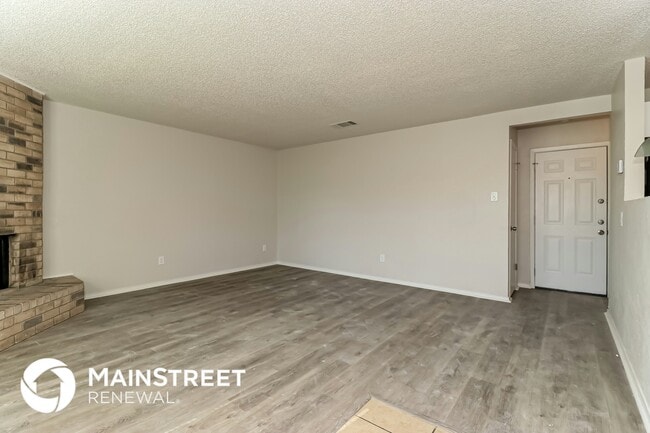 Photo - 3904 Royal Crest Dr