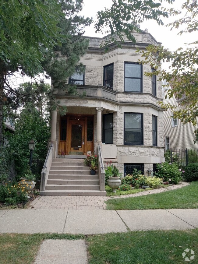 Building Photo - 3445 N Bosworth Ave Unit 2 Rental