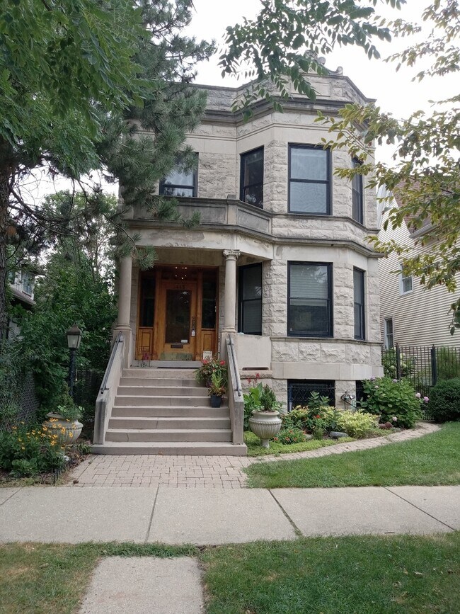 Photo - 3445 N Bosworth Ave Unidad 2 Rental