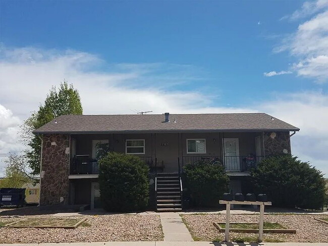 Updated 2-Bedroom Upper-Level Apartment in... - Updated 2-Bedroom Upper-Level Apartment in... Unit #3
