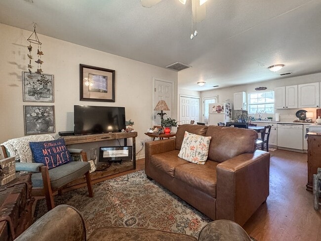 Photo - 318 Earl King St