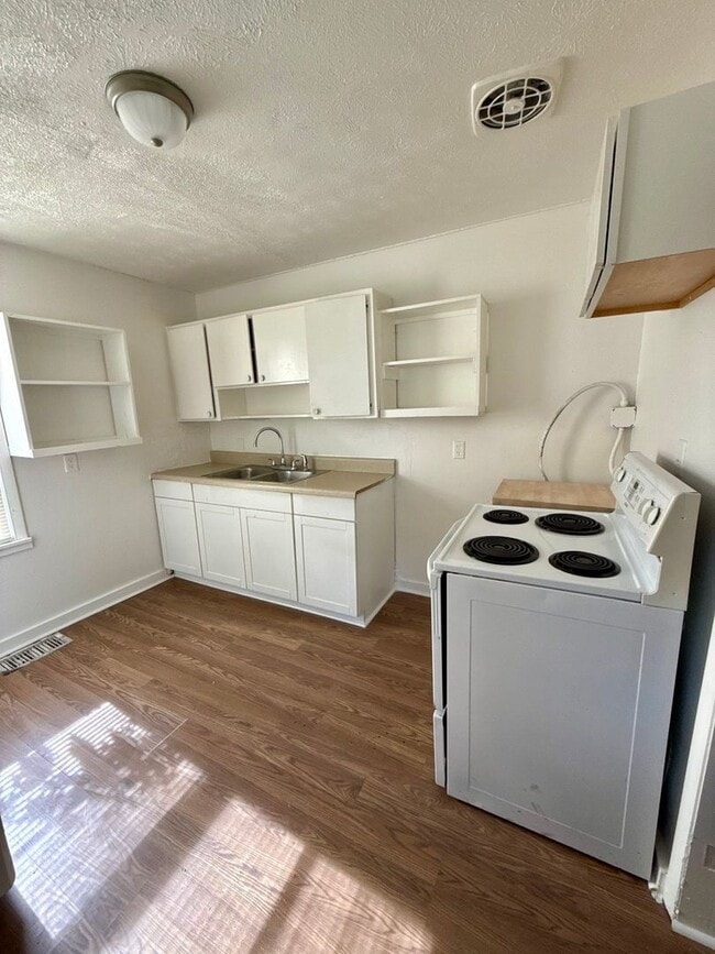 Photo - Large Single Family House for Rent.