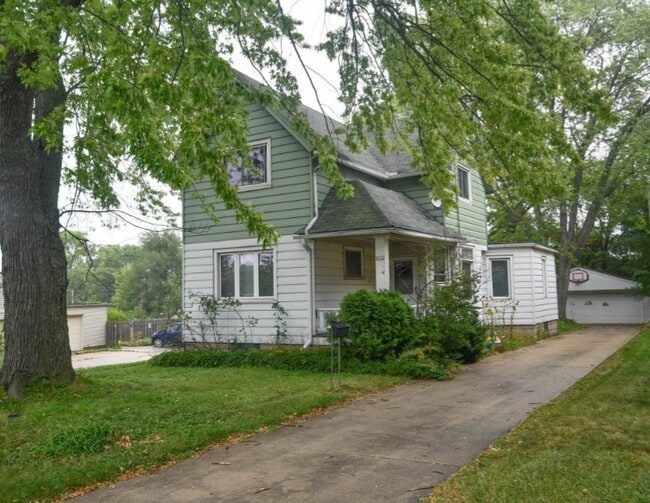 Building Photo - 3332 S Whitnall Ave Unit UPPER