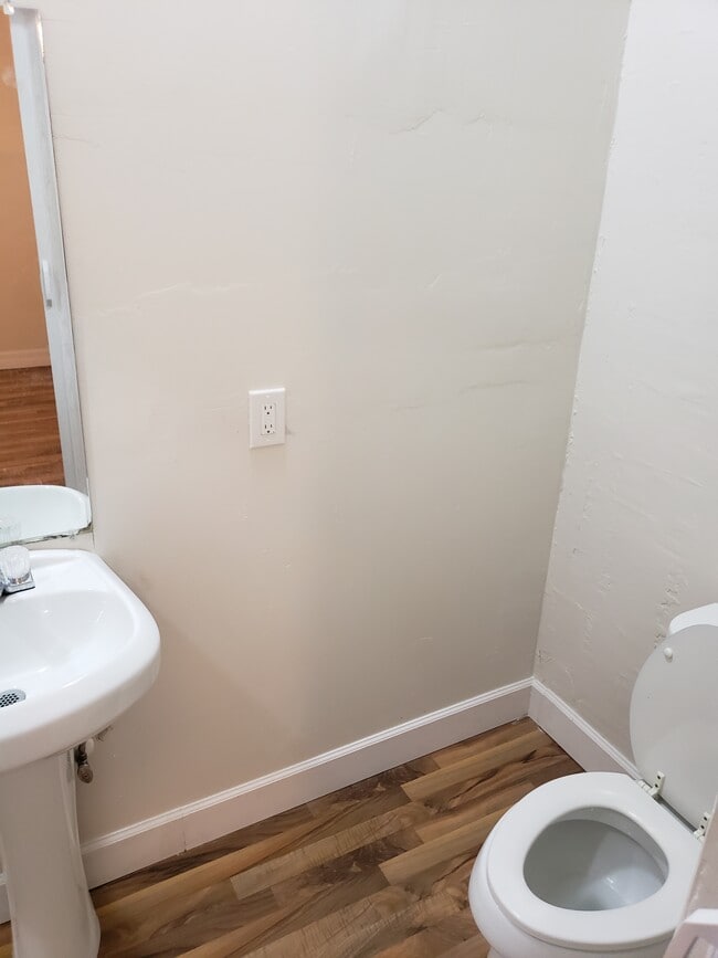 Medio baño (parte del dormitorio principal) - 1717 W. 20th St. Apt. 1