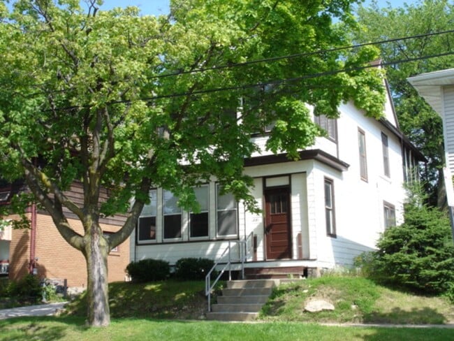 Building Photo - 1881 E Main St Unit 1