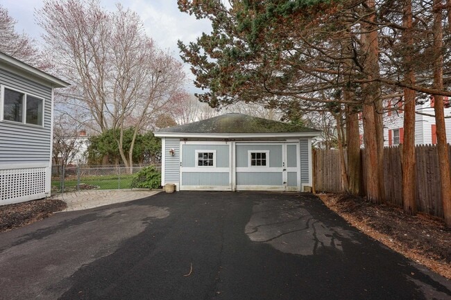 Photo - 749 Maple St