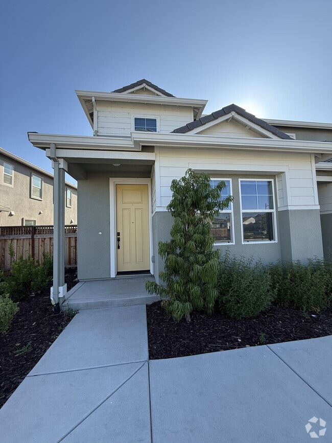 Building Photo - 2750 Tacoma Dr Rental
