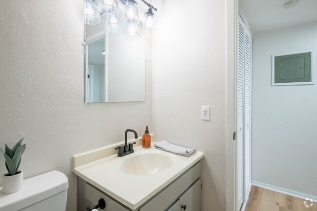 1BR, 1BA - 695SF - The Hendrix