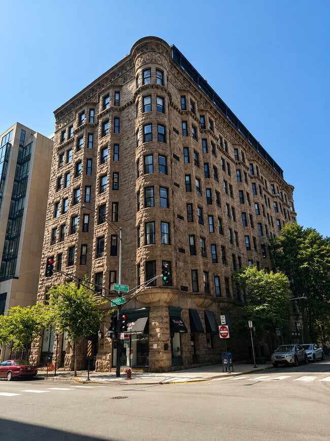 Building Photo - 2800 N Pine Grove Ave Unit 5A