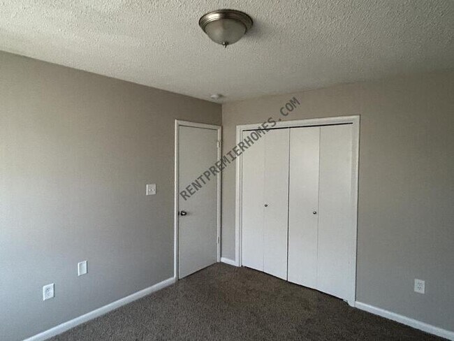 Photo - 218 W Apache St House