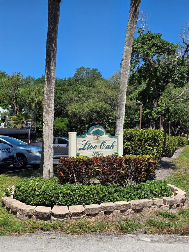 Building Photo - 9450 Live Oak Pl Unit 408