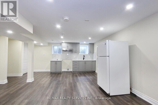 Photo - 32 Sanford Crescent