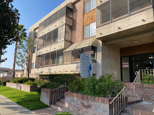 Building Photo - LOOK AND LEASE OFFER: $500.00 CREDIT IF LE... Unit 306 Rental