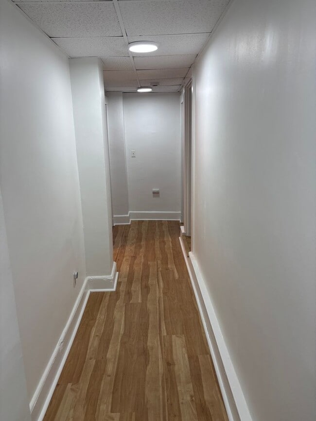 Photo - 3Br/1Bth, Available NOW. Great for a roommate students. MUST SEE!!