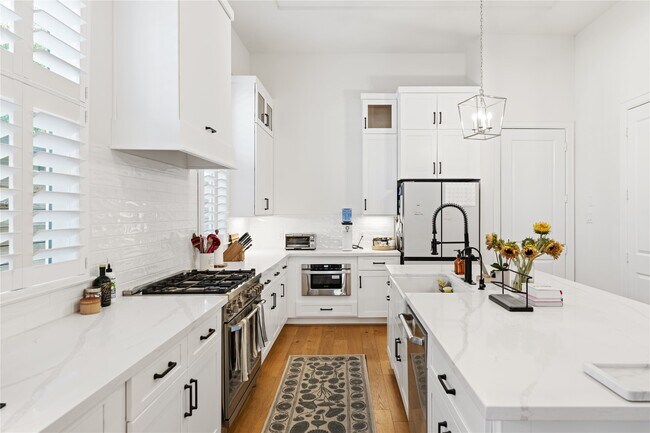 Photo - 531 W 27th St