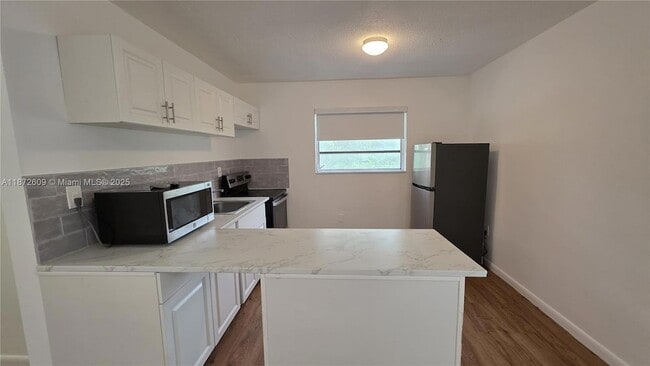 Photo - 641 NW 2nd St Unidad 6