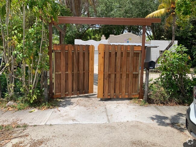 Building Photo - 12720 NE 11th Ct Rental