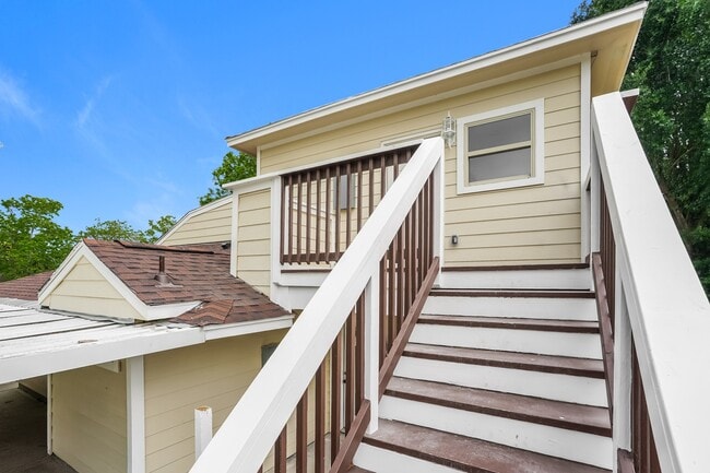 Photo - 3502 Longwood Dr Unit B