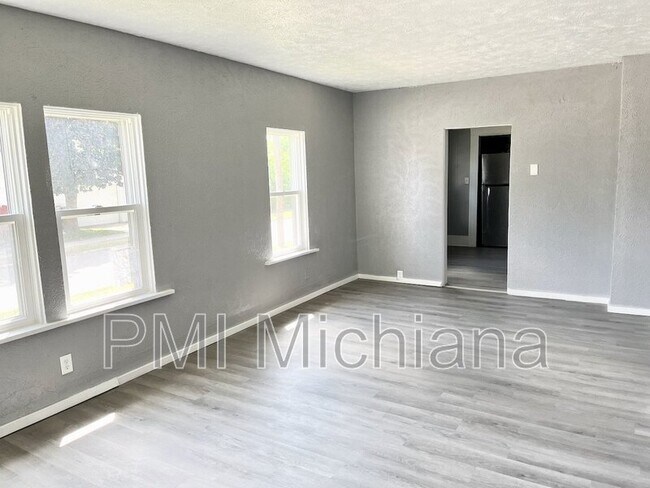 Photo - 1418 E Bowman St