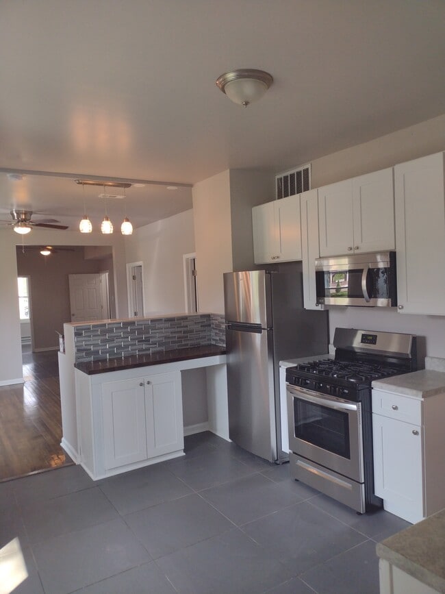 Photo - 48 W 21st St