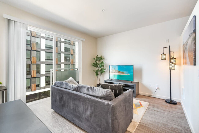 Building Photo - 16450 Redmond Way Rental