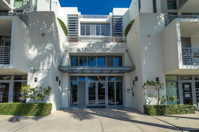 Building Photo - 111 SE 1st Ave Unit 404