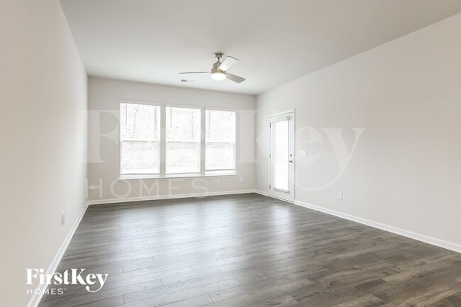 Photo - 586 Hillpark Ln