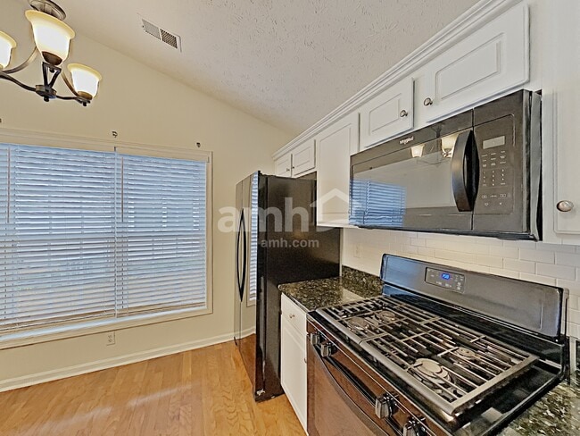 Photo - 558 The Blvd