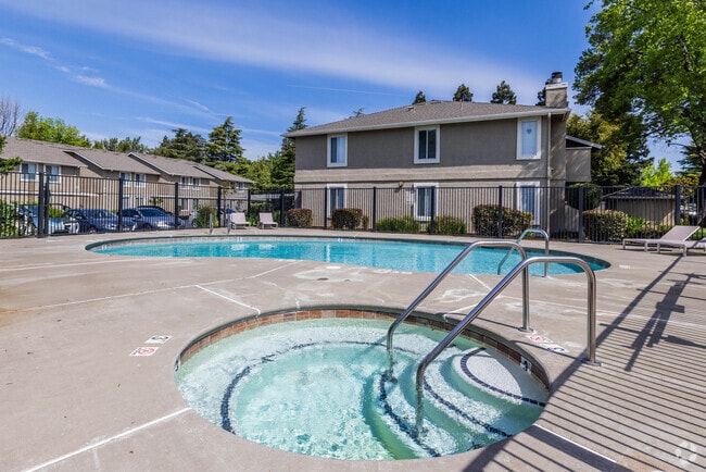 2BR, 2BA - 1002SF pool