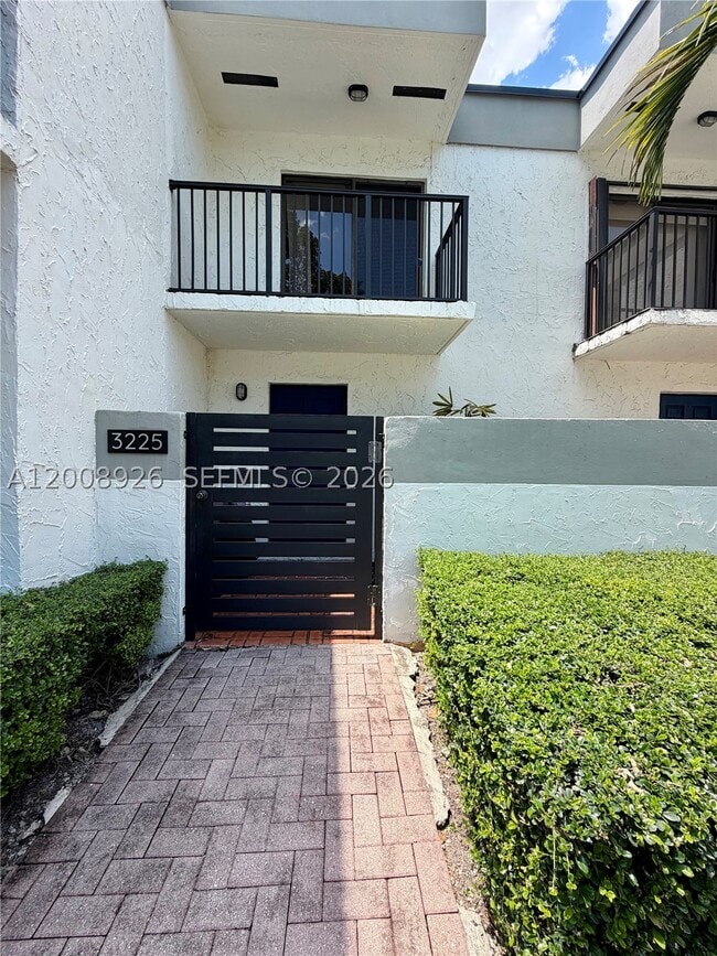 Building Photo - 3225 Bird IV3 Unit IV3