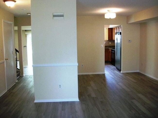 Photo - 348 Cotswold Pl