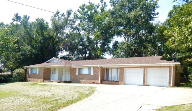 Building Photo - COMING SOON!! Spacious 3 Bedroom, 2 Bath H... Rental