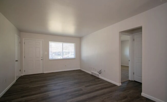 Building Photo - Cozy 2-Bed Home with Large Backyard & Garage
