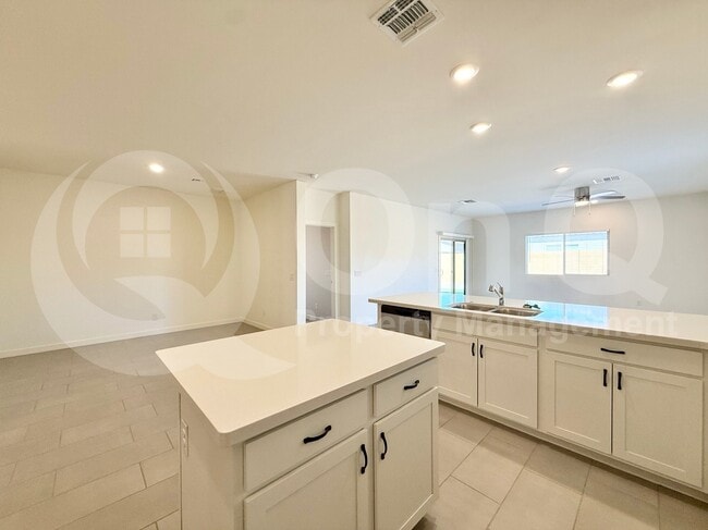 Photo - 724 E Ruby Dr