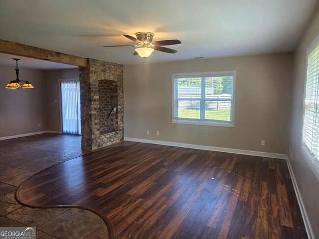 Photo - 310 W 5th St