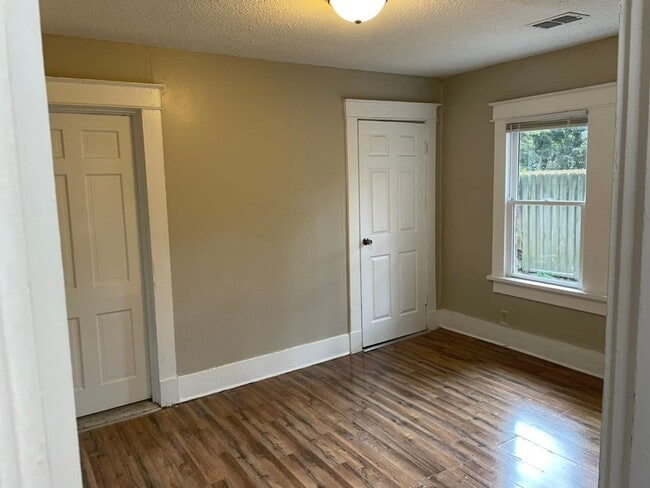 Photo - Charming 2-Bedroom Home with Spacious Living Areas in East Memphis