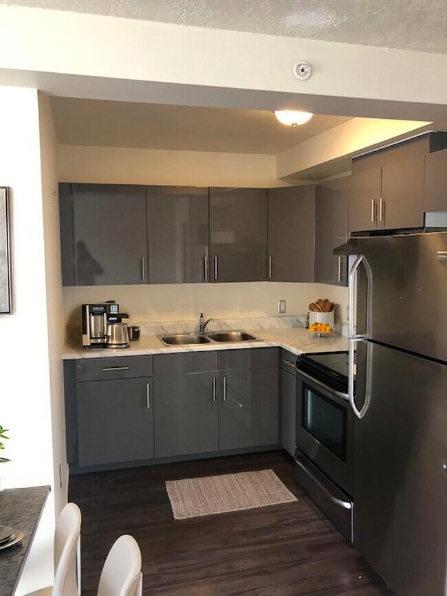 Photo - 570-570 King St W Unit 201