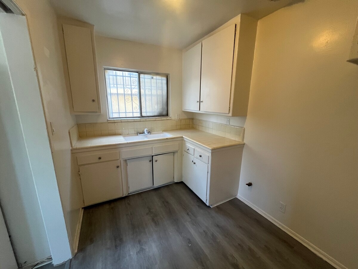 Photo - 1377 W 36th St Unidad 1