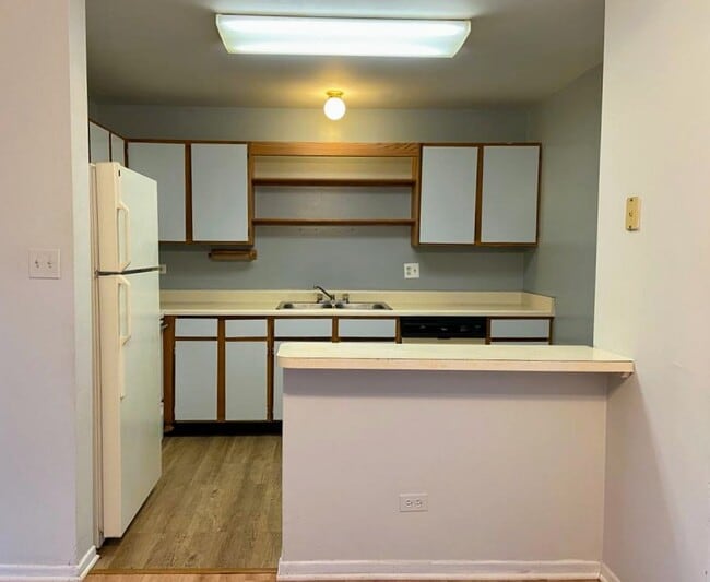 Building Photo - 1348 N Geneva Dr Unit 3B Rental