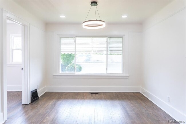 Photo - 21200 Collingham Ave