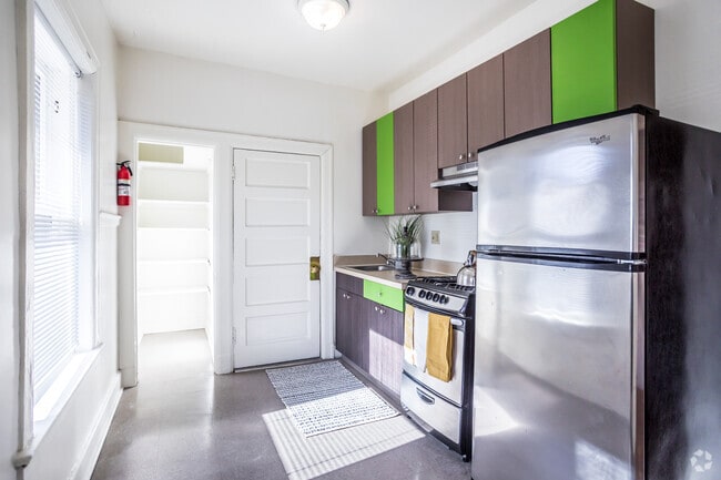 1 BR, 1 BA - 810 SF