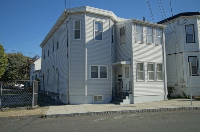 Building Photo - 553 Washington Ave Unit 3