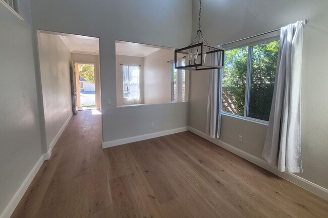 Photo - Wonderful 4+3 Bright-Sunny-Open in great Area!