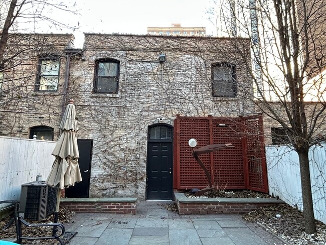 Building Photo - 1246 N State Pky Unit 2