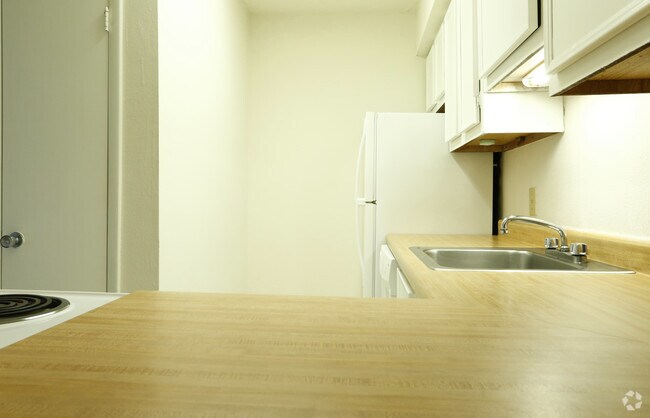2BR, 2BA - 902sf- Kitchen