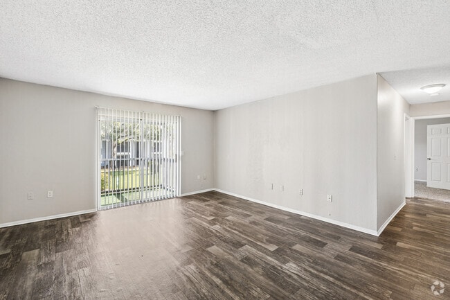 2BR, 2BA - 1,000SF - Living Room