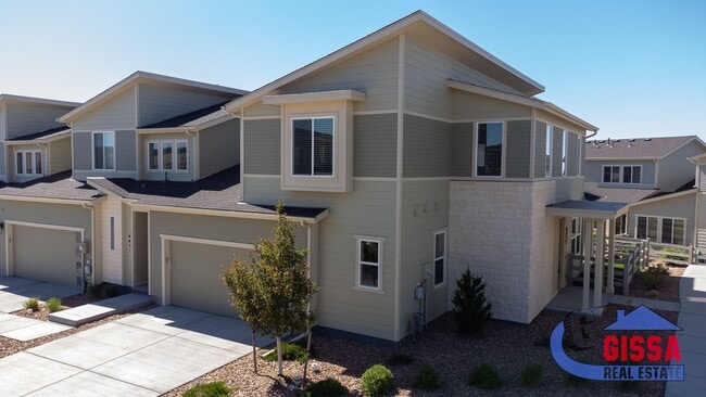 Beautiful, modern townhouse with primary b... - Beautiful, modern townhouse with primary b...